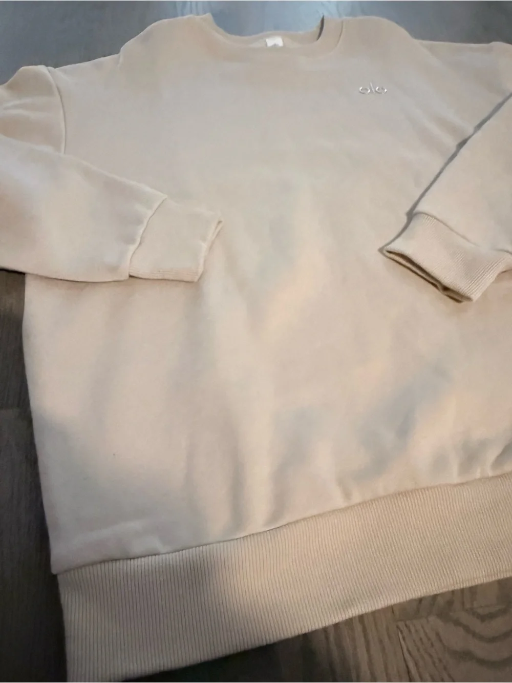 ALO Yoga AccolaWomen's Crewneck Sweatshirt in Macadamia